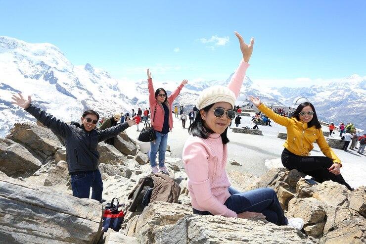 portrait-friends-with-arms-raised-rocks-winter